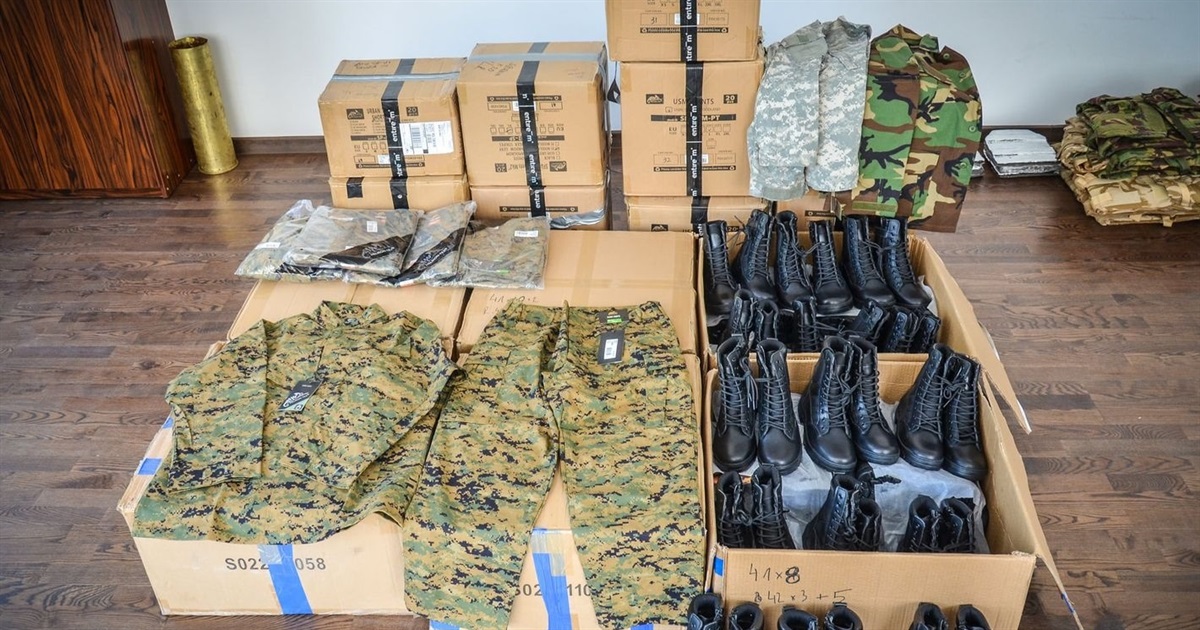 Українці зі США передали для чортківських воїнів сто комплектів військової форми та взуття