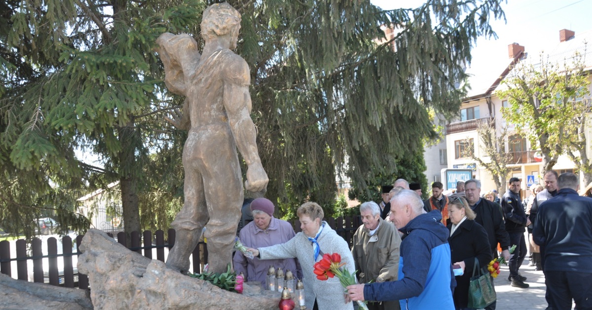 Чорнобиль – рана на тілі України, що ятрить 40 літ: у Чорткові вшанували річницю трагедії на ЧАЕС