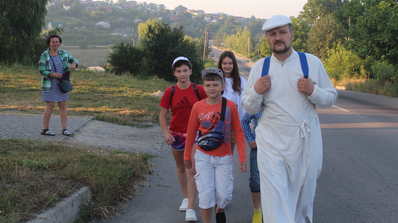 Із Городка до Зарваниці — пішки. Скільки паломників цього року вирушило у дорогу