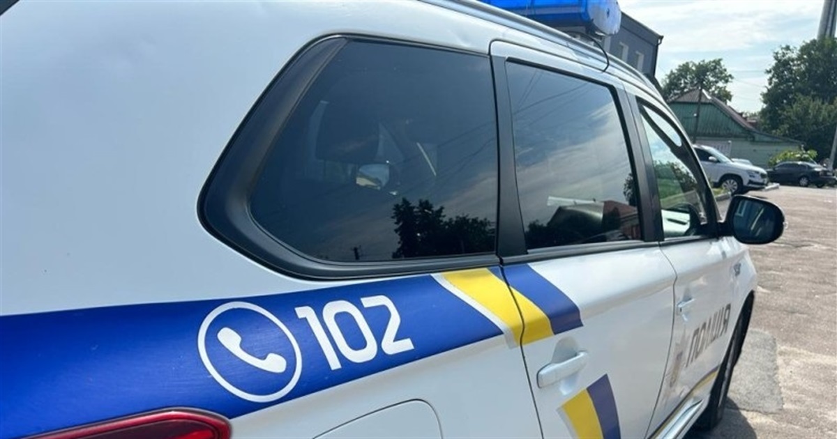 У підозрілого перехожого на Звягельщині поліцейські виявили близько десятка згортків з наркотиками