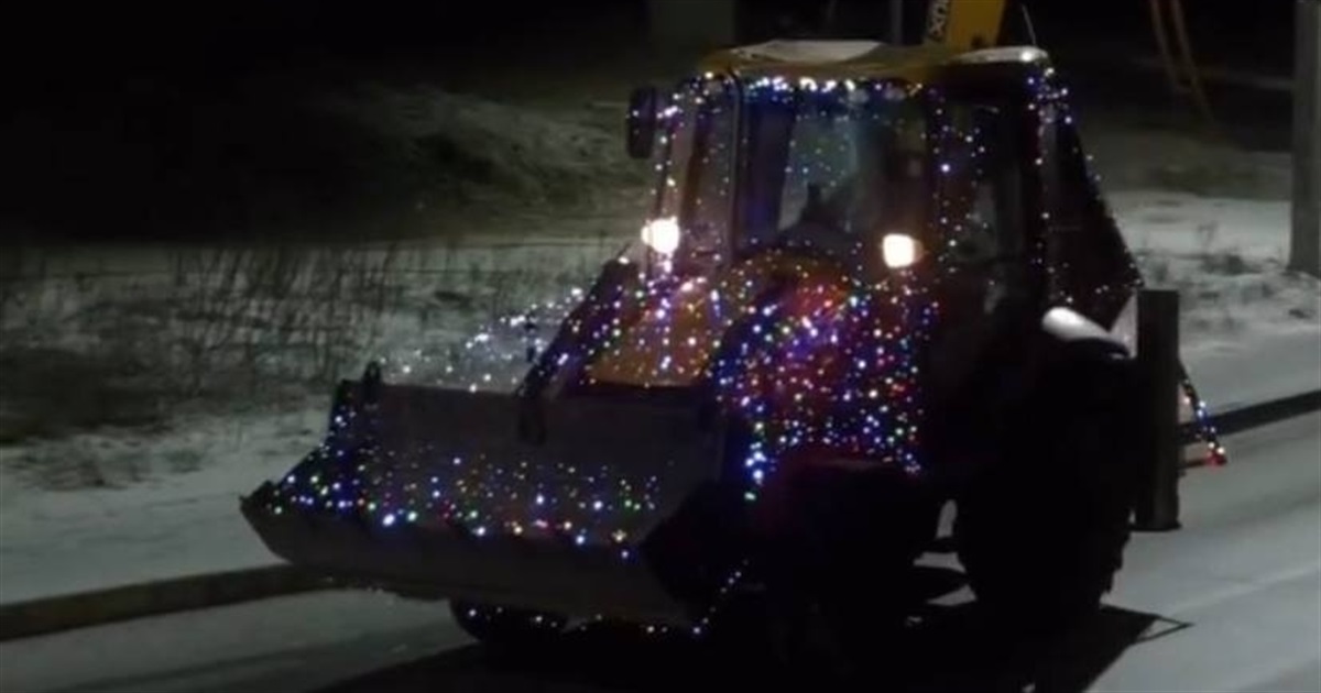 В Ірпені комунальники на "різдвяному тракторі" вітали мешканців зі святами. Відео