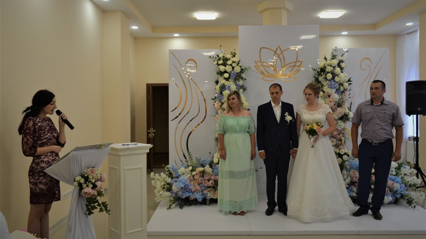 В Біляївці відкрили Будинок культури: в новій залі для урочистостей зареєстрували першу пару молодят