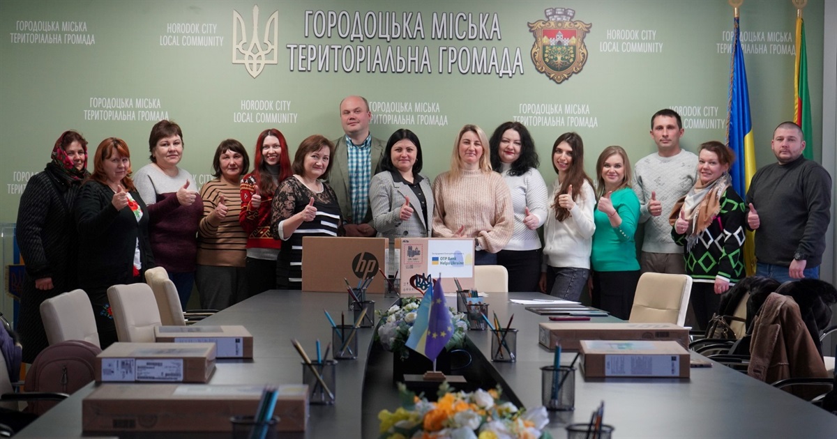 У Городку десять вчителів із числа ВПО отримали нові ноутбуки