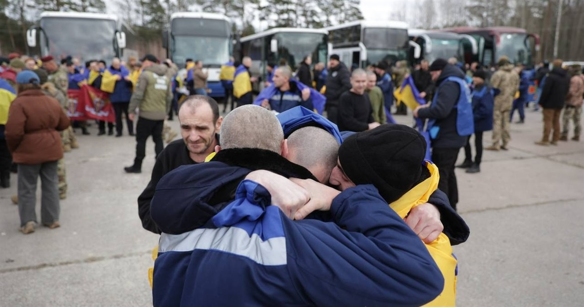 З російського полону повернулися ще 300 українців. Це другий етап обміну між Україною і Росією