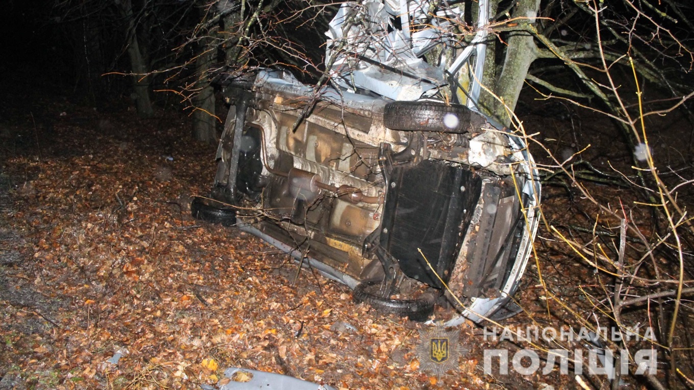 50-річний жмеринчанин не впорався з керуванням: загинули двоє пасажирів, дитина в лікарні