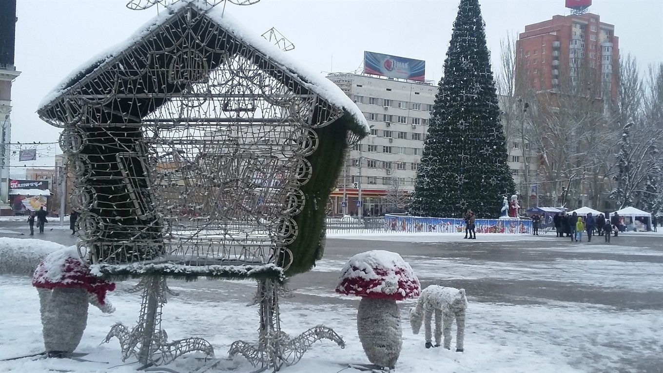 Предновогодний Донецк: 45 фотографий из города, который готовится встречать 2019 год