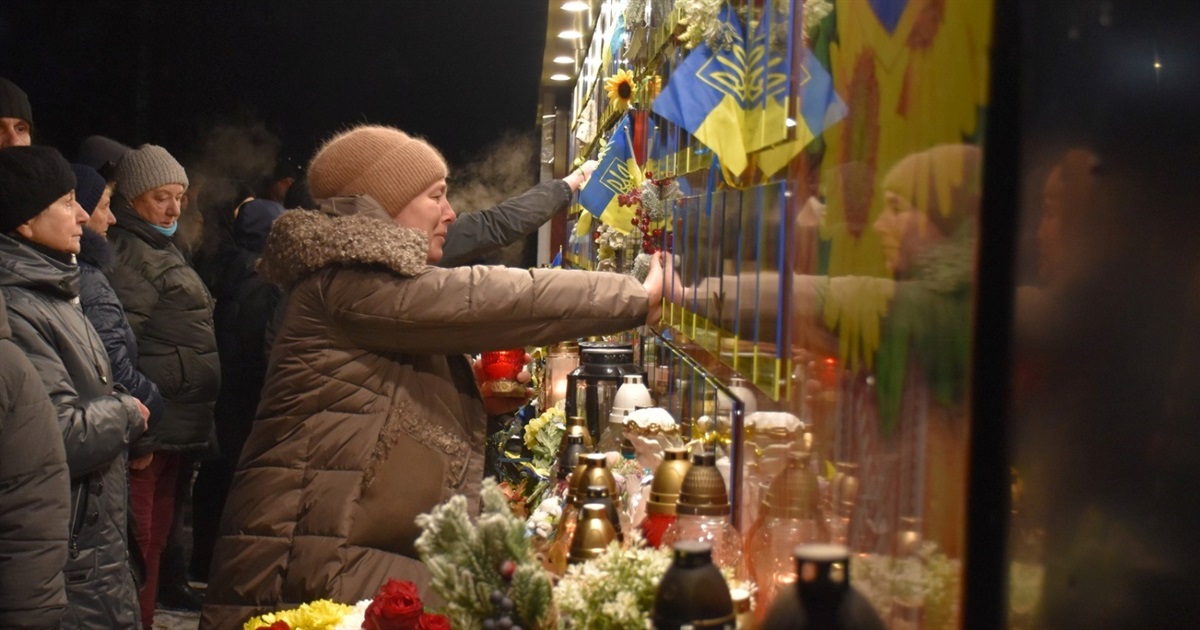 «Запали різдвяну свічку пам’яті»: на Меморіальному комплексі Старокостянтинова провели флешмоб