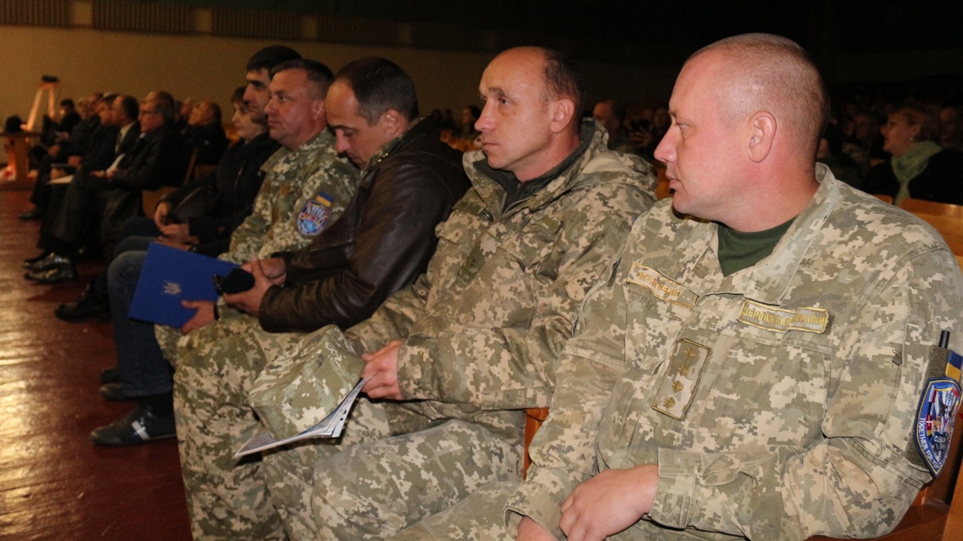 Квіти, оркестр та слова подяки: у Старокостянтинові вітали захисників України