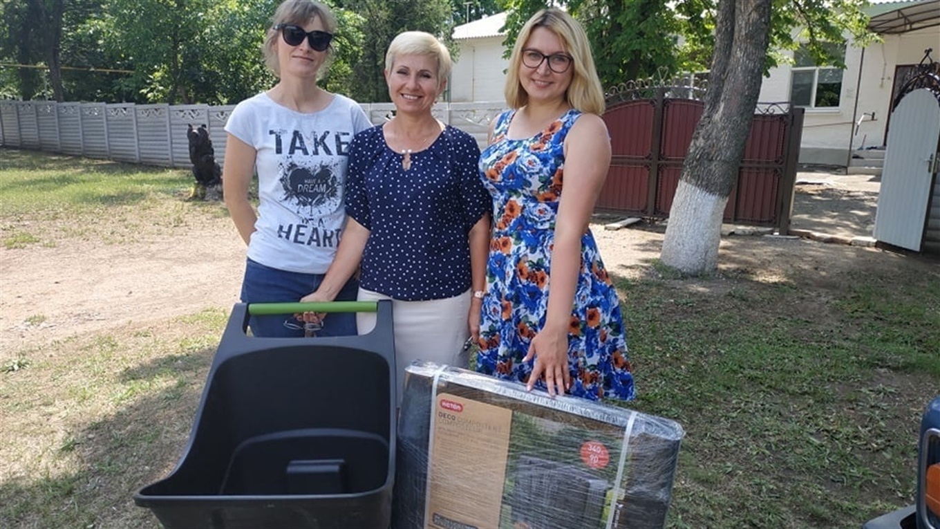 Благодійники передали у сільські дитячі садочки Волноваського району компостери та садові тачки