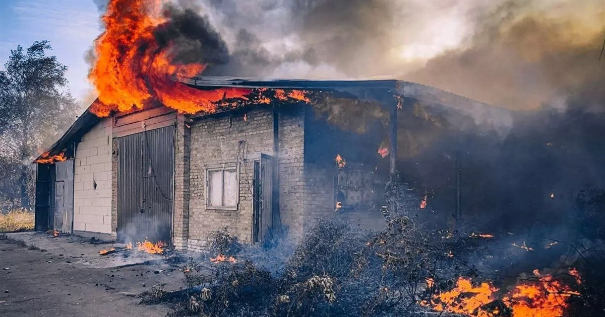 На Переяславщині горіли склад, торфовище і підстилка у лісах, а на авто упав дріт під напругою: ДСНС