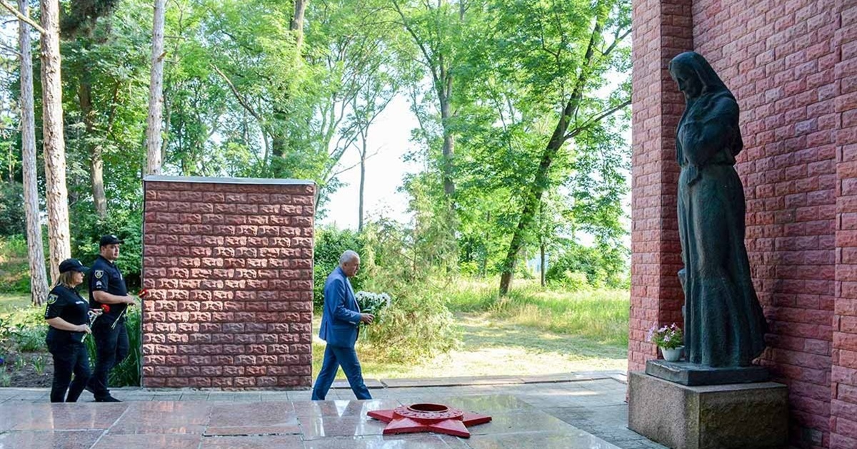 Квіти, хвилина мовчання: на Кагарличчині вшанували пам'ять жертв війни в Україні