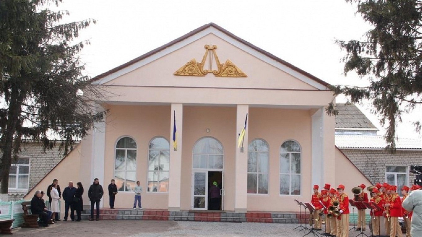 Упізнайте населений пункт у Калинівському районі за фото будинку культури