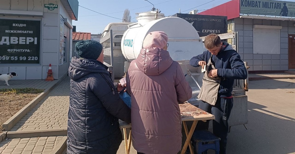 У Переяславі продають домашнє молоко з бочки: як змінилася ціна на цю продукцію за останній час?