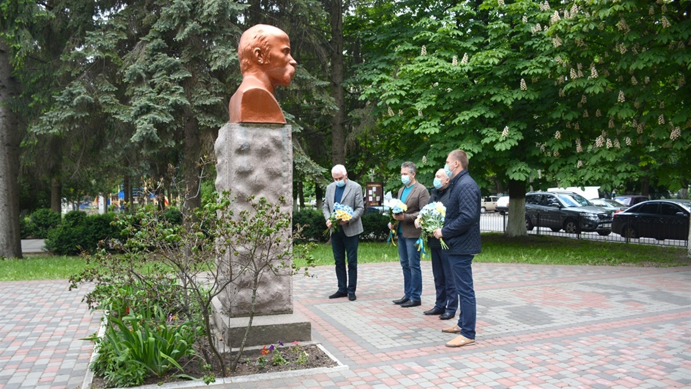 В Кагарлику до погруддя Тараса Шевченка, з нагоди перепоховання поета, поклали квіти 