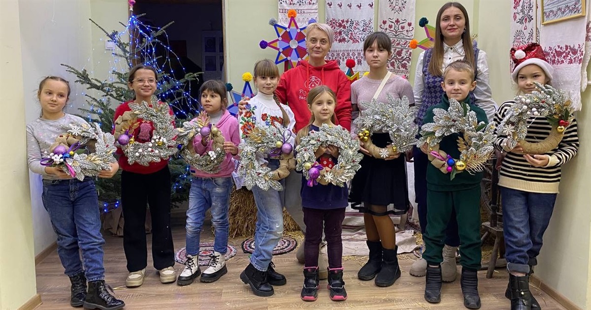 Поєднали традиції і сучасність: як на майстеркласі в музеї діти створювали різдвяні віночки