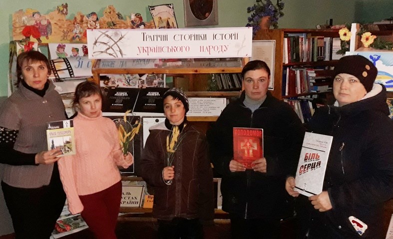У Красноярській бібліотеці проведено годину скорботи «І пам'яті свіча не згасне...»