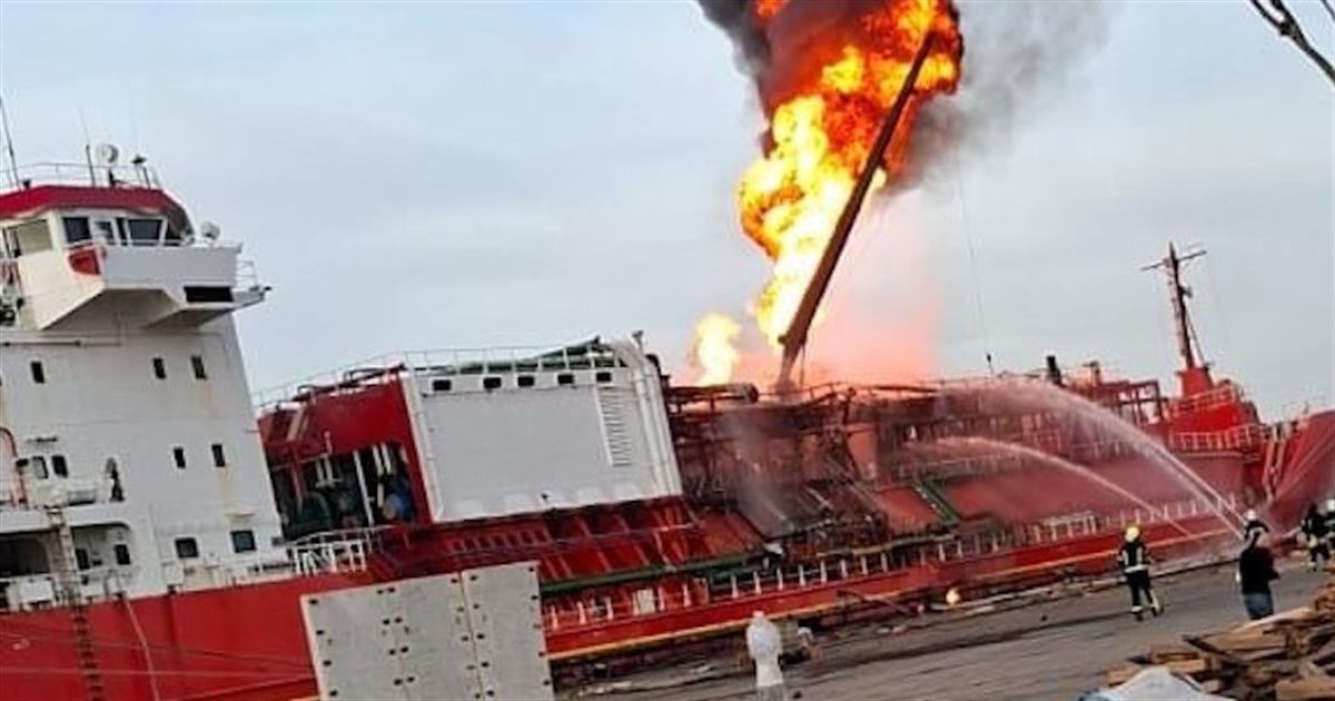 В Ізмаїлі горить турецький газовоз, Румунія евакуює Плауру (відео)