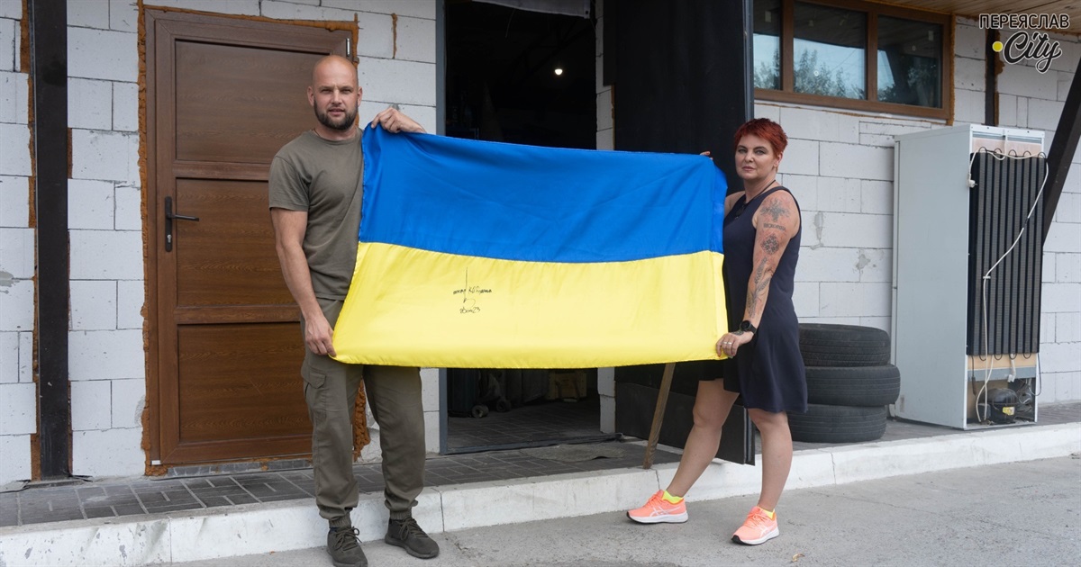 У штабі переяславської волонтерки Інни Марченко прапорами завішені стіни і стеля