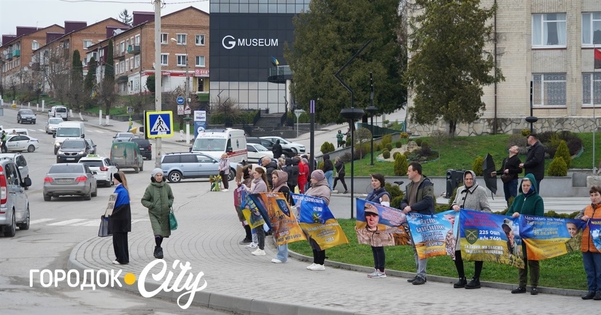 Голос тих, хто чекає: фоторепортаж із суботньої акції на центральній площі Городка