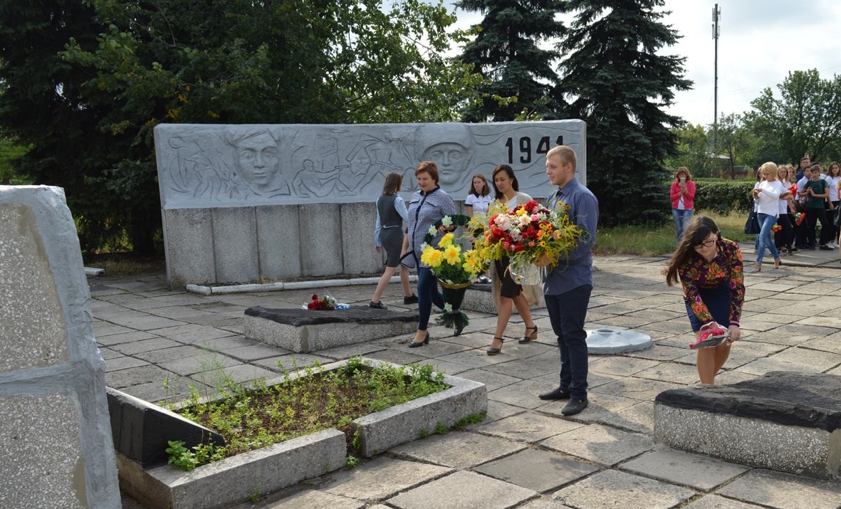 Учні Гродівської школи віддали шану загиблим односельцям