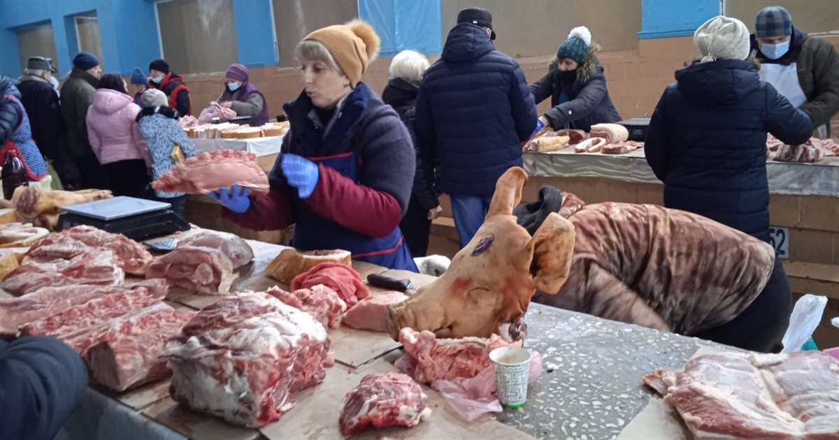 «Де ж свинина дешева візьметься, якщо поросят нема?» Репортаж з недільного базару