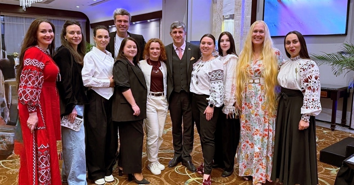 Відлуння барв України: у Дубаї презентували картини українських художниць