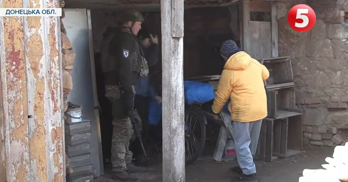 “Білі янголи” вдруге евакуювали з Кіндратівки батька з двома дітьми. Він ховав їх і брехав поліції