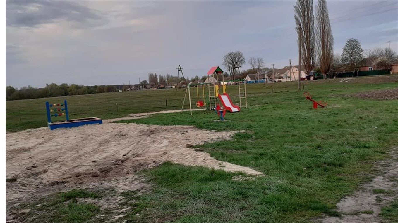 У Великій Каратулі облаштували новий дитячий майданчик