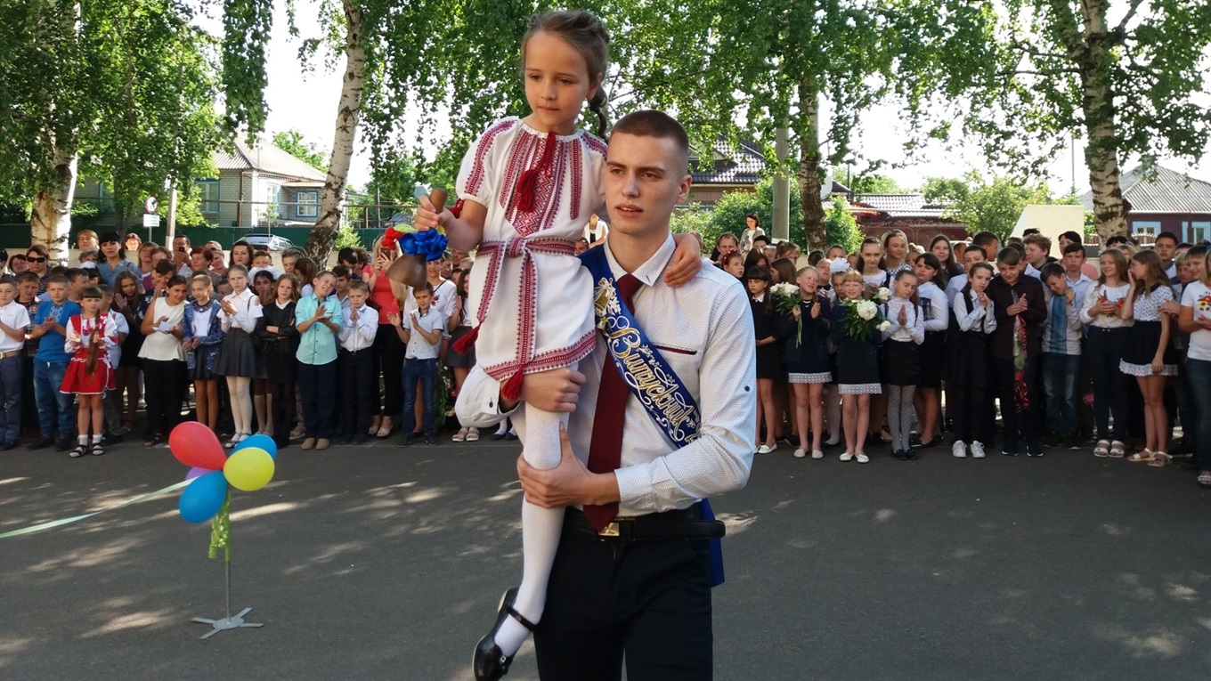 Як на Сватівщині проходив останній дзвоник: Підбірка публікацій з Facebook