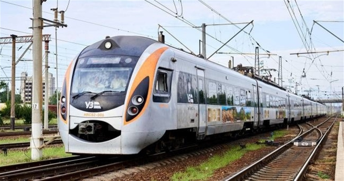 Потяг запізнюється через повітряну тривогу. Що буде з пересадкою і як повернути гроші за квиток