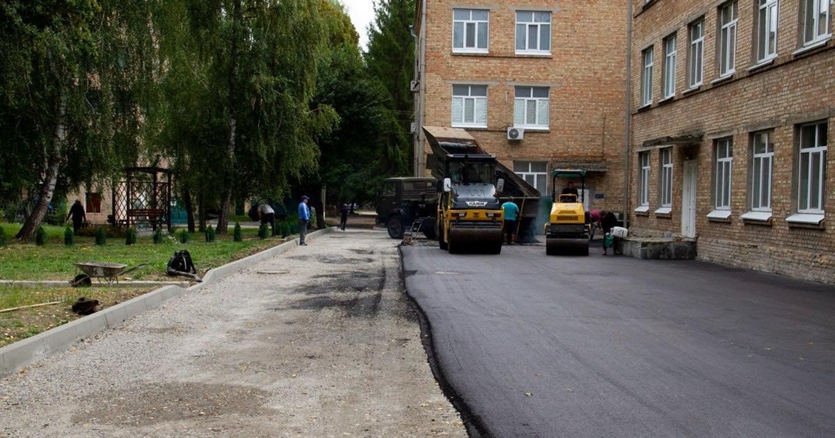 У Переяславі з третьої спроби знайшли підрядника для асфальтування території в лікарні за 2 млн грн
