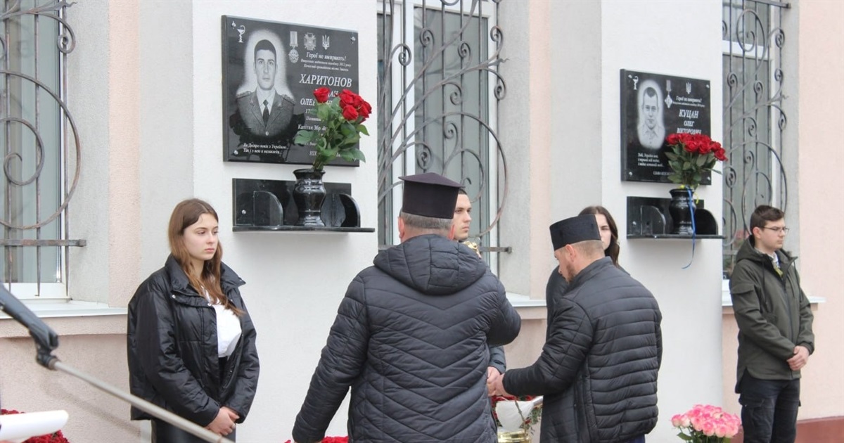 Студентам звягельського медколеджу, які загинули на війні, відкрили меморіальні дошки