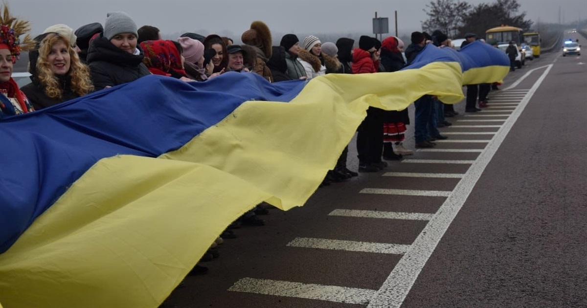 На кордоні Житомирщини та Рівненщини утворили "ланцюг єднання" та розгорнули державний прапор