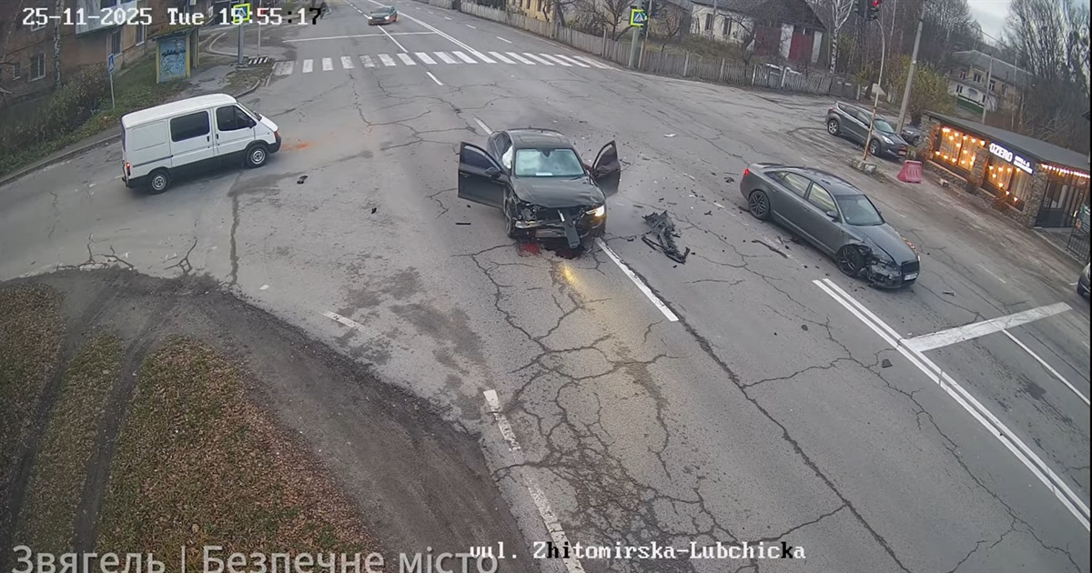 У Звягелі показали відео автотрощі на перехресті, яку зафіксувала камера системи "Безпечне місто"