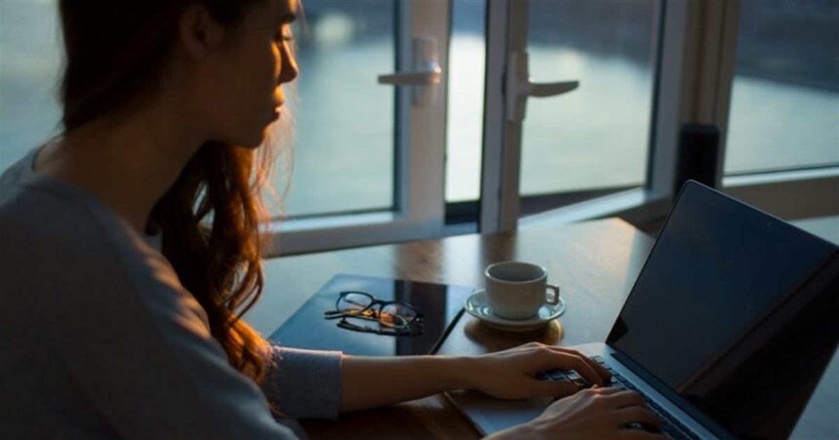 Переходила за посиланнями і переглядала відео: жителька Звягельщини втратила понад 94 тис. грн