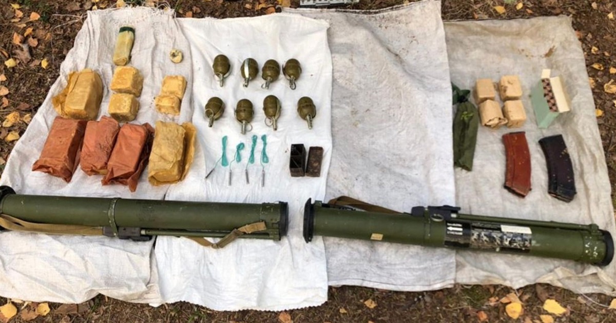 СБУ виявила у Вараському районі схованку зі зброєю