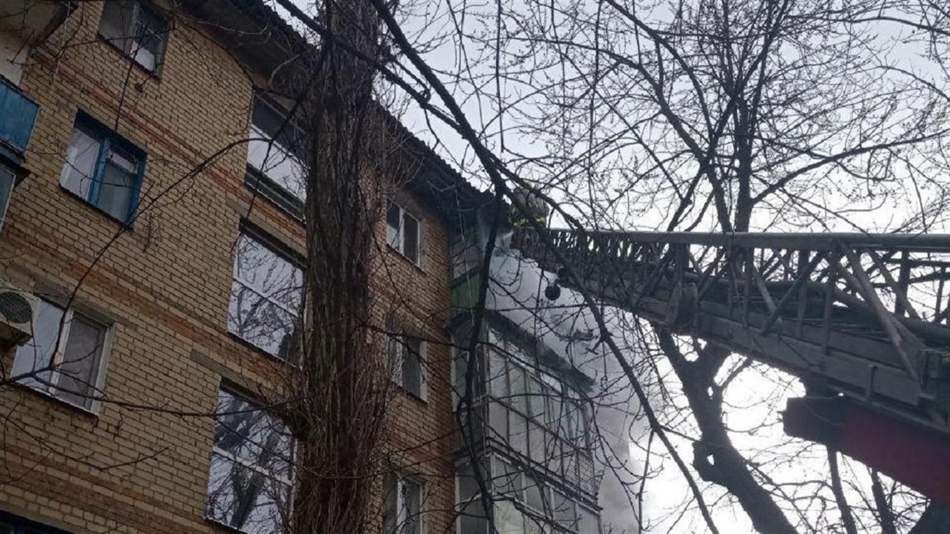 В Мелитополе случайные свидетели спасли из горящей квартиры девочек-близняшек