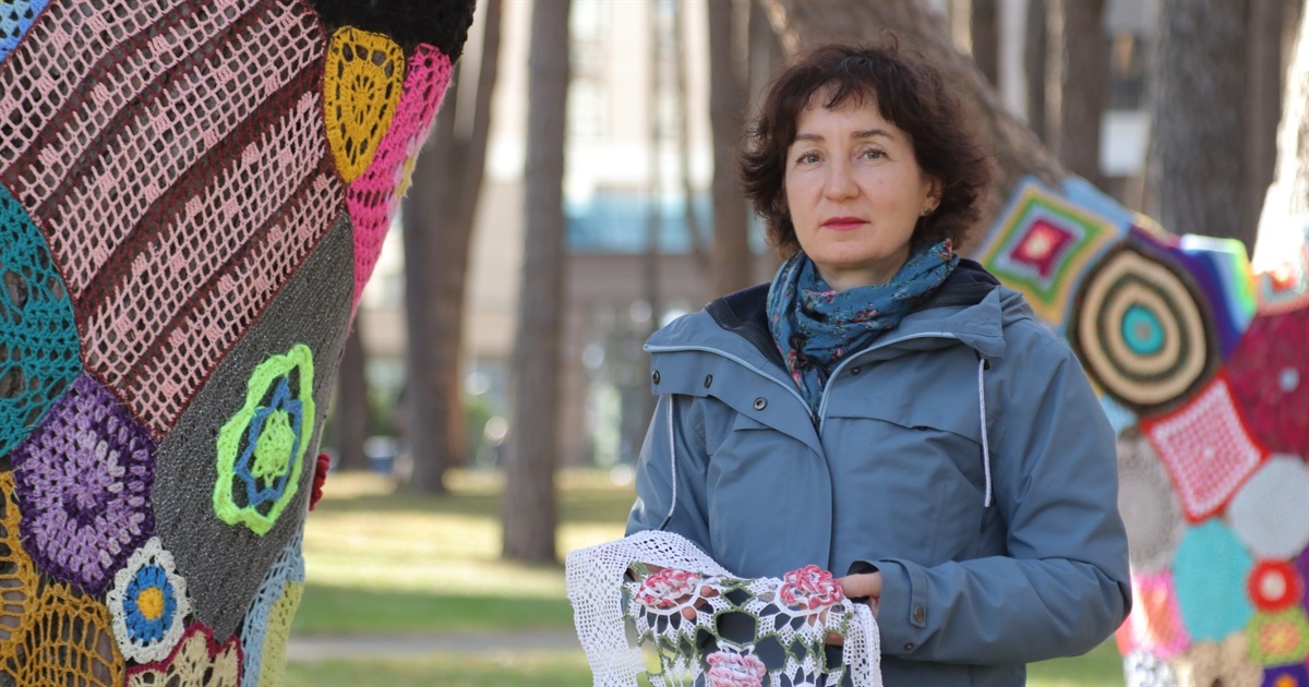Навіщо в Ірпені обплели дерева і як це допомагає військовим: історія БО “Україна — перезавантаження”