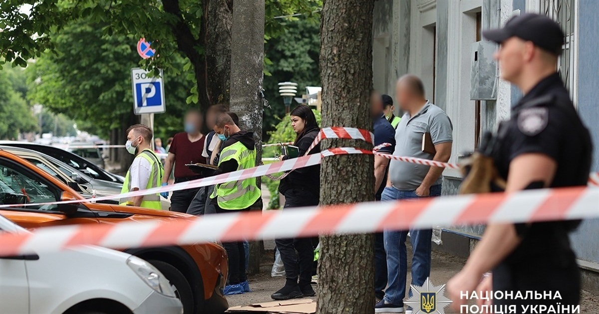 На вулиці в Житомирі чоловік розстріляв свою колишню дружину, а потім вистрілив у себе