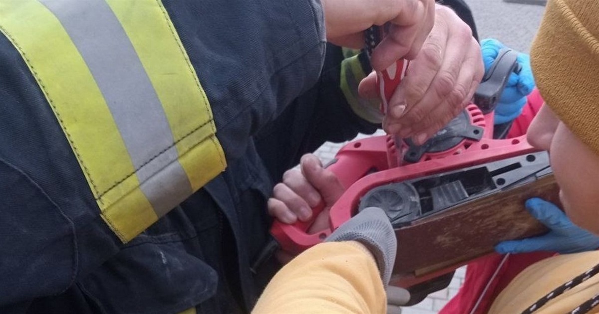 В Ізмаїлі рятувальники визволили руку хлопця зі шліфувальної машинці