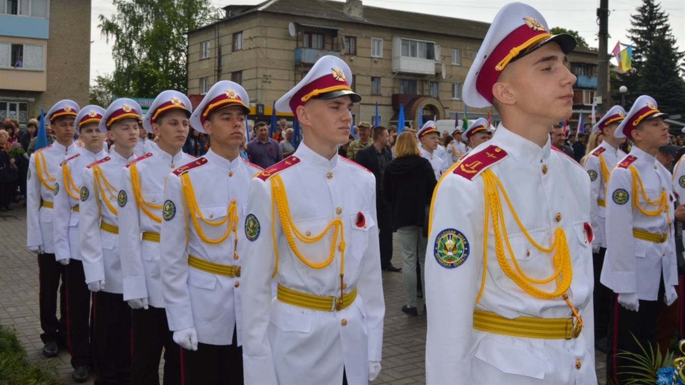 У Сватовому пройшов обласний мітинг-реквієм до Дня пам’яті та примирення: фоторепортаж