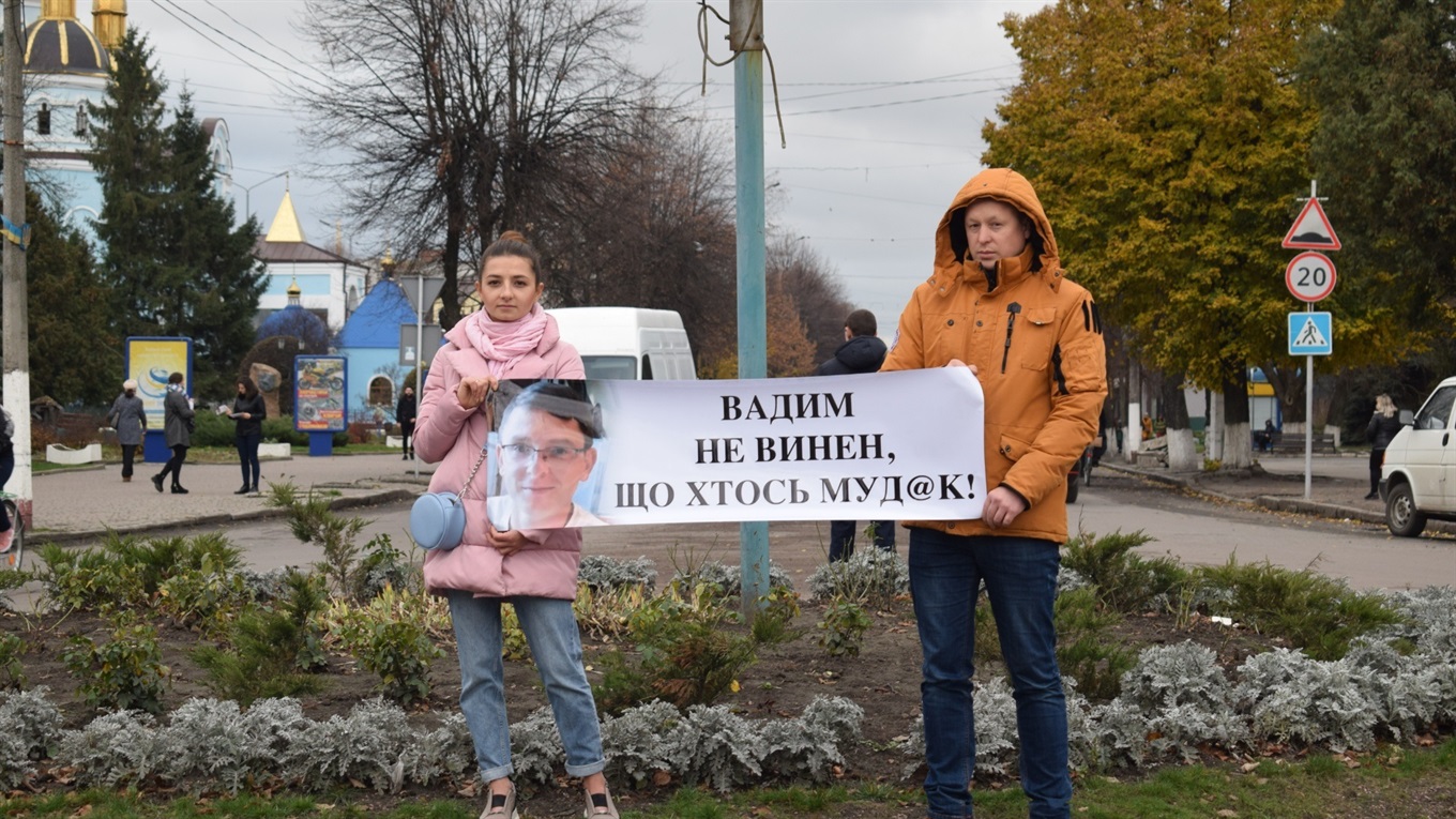 Чому у Новограді 50 активістів з плакатами прийшли до поліції і у центр міста