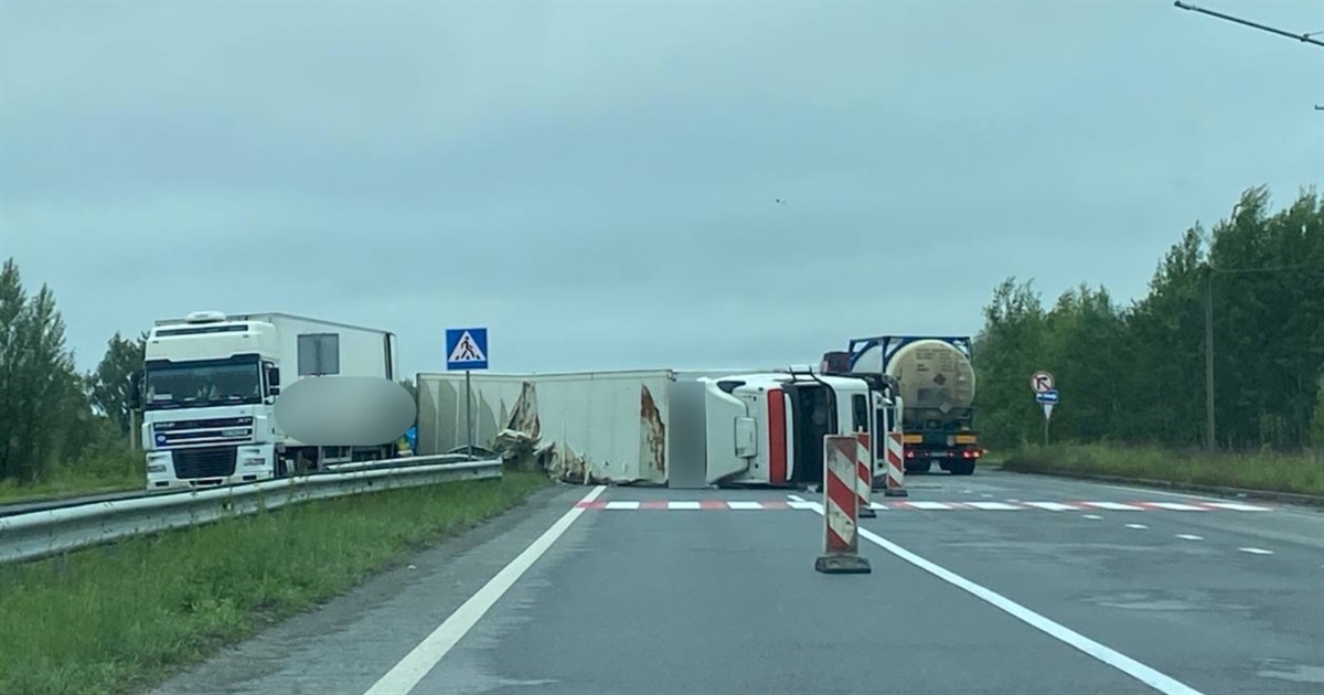 На об'їзній дорозі Звягеля перекинулася вантажівка