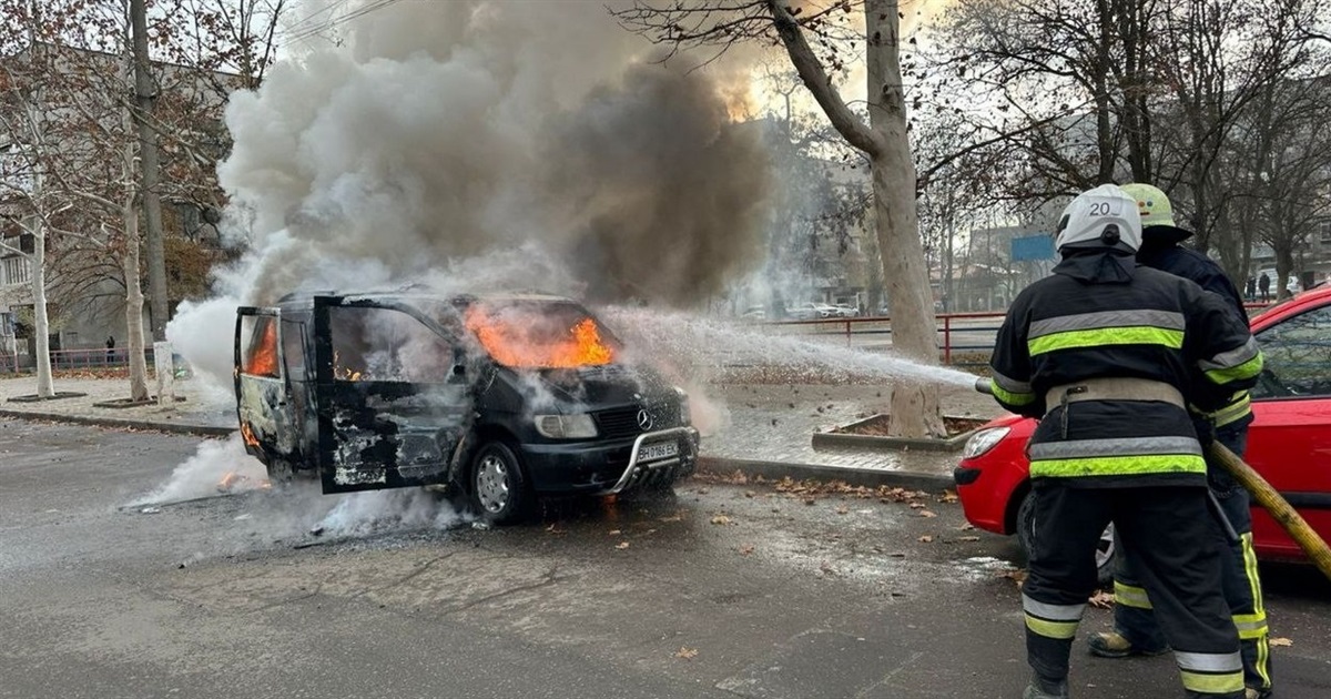 В Ізмаїлі просто серед білого дня загорівся автомобіль
