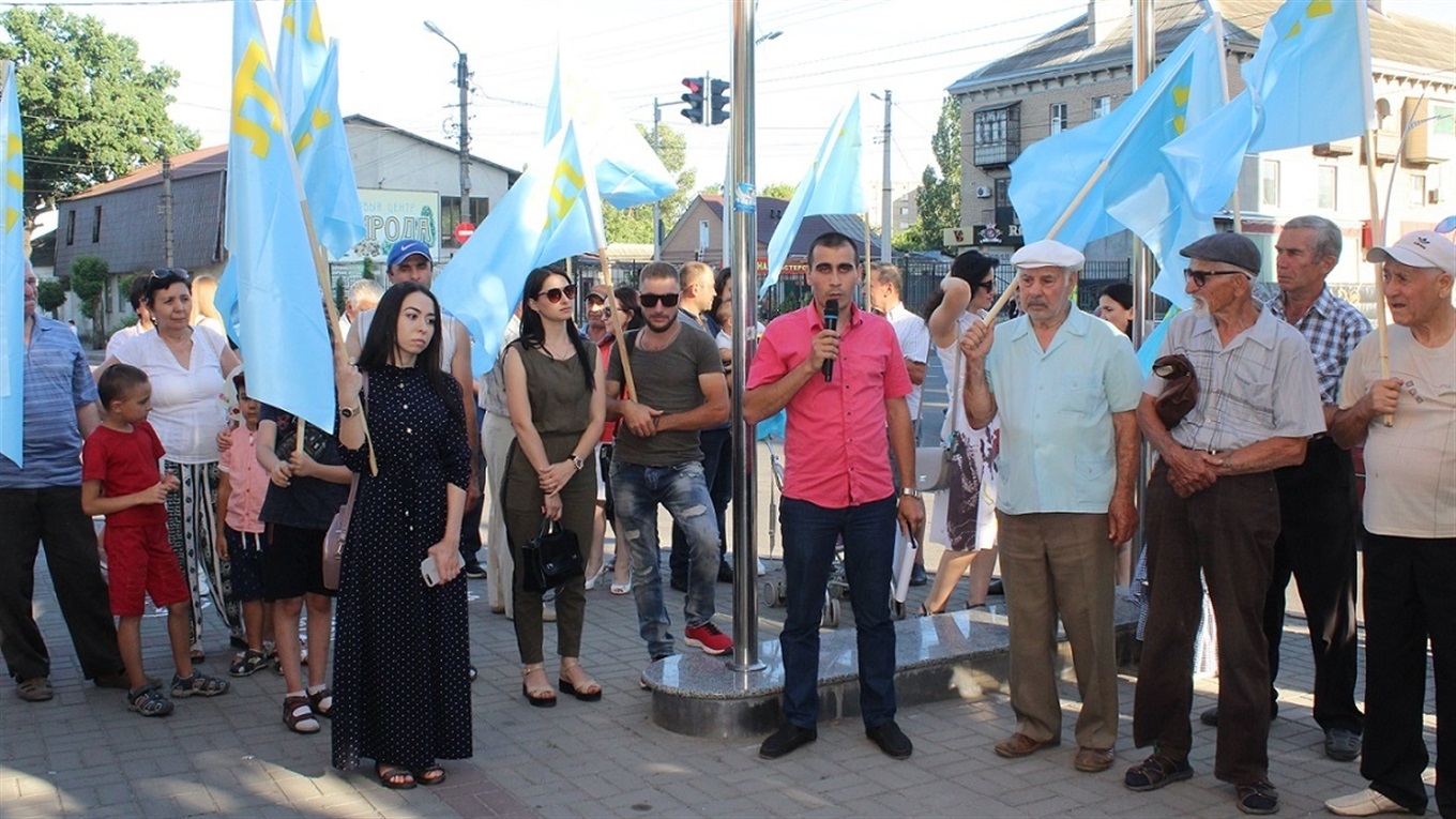 У «Фороса», в 18 часов: День национального флага крымские татары отметили с друзьями-украинцами
