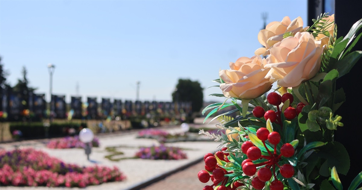 Молитва і квіти: вшанування загиблих захисників у День незалежності на Алеї пам’яті