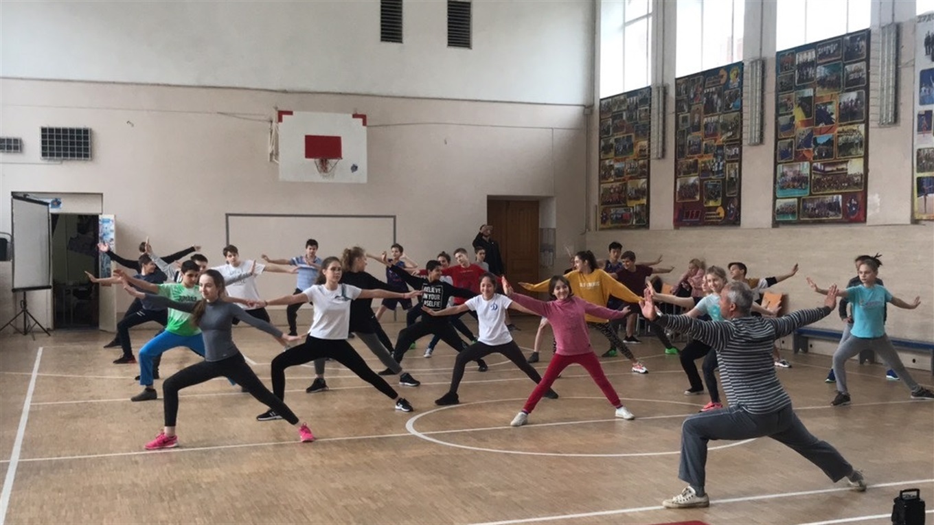 Вчитель фізкультури з Біляївки дав дітям урок йоги та гімнастики: все проходило в рамках конкурсу