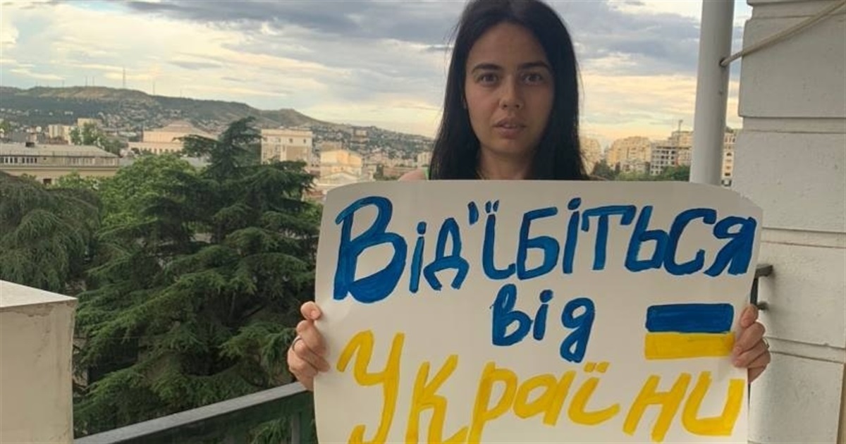 Щодня маріупольчанка Ганна Челпанова влаштовує пікет у Грузії. Це її протест війні росії в Україні