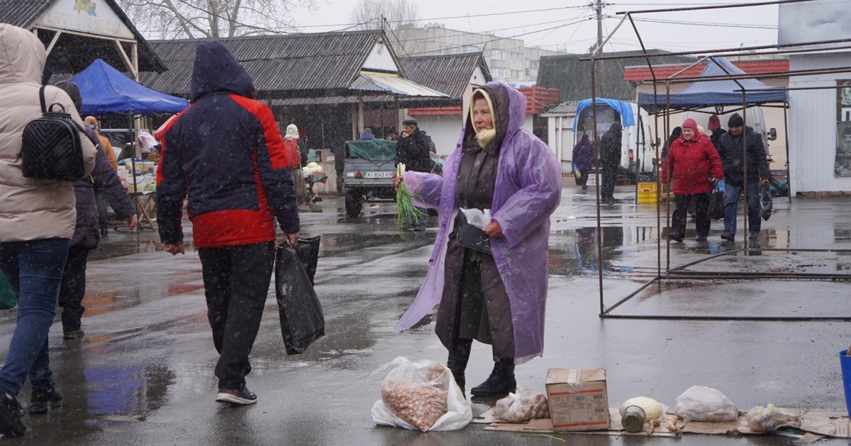Вийти на торги більшості продавців завадила негода: репортаж з базару в Переяславі