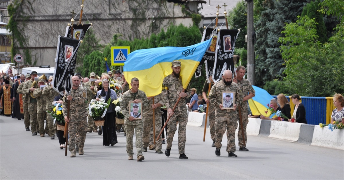 Чортків`яни провели в останню путь двох захисників України, що служили разом і загинули в один день
